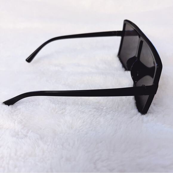 Ivonne Black & Mirrored Oversized Square Sunglasses - Picture 5 of 7